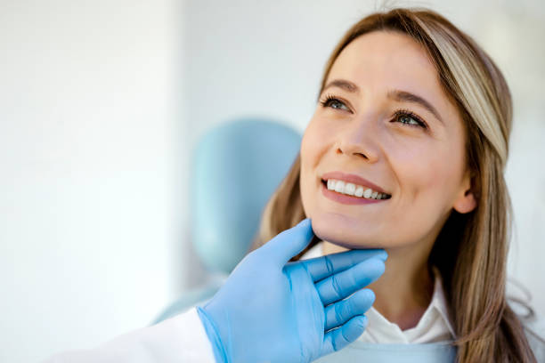 Paciente sonriendo después de recibir ortodoncia en Badajoz