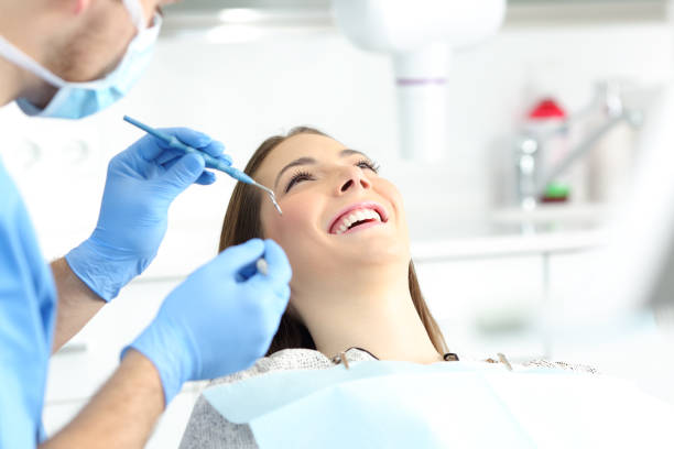 Revisión odontológica profesional a paciente sonriente