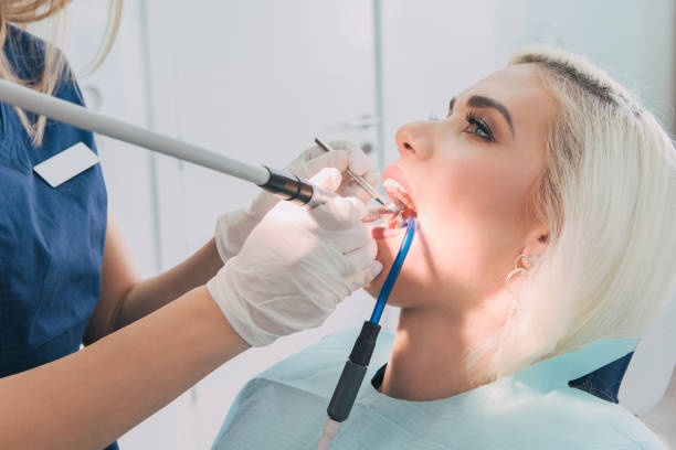 Paciente recibiendo endodoncia en Badajoz para salvar una pieza dental