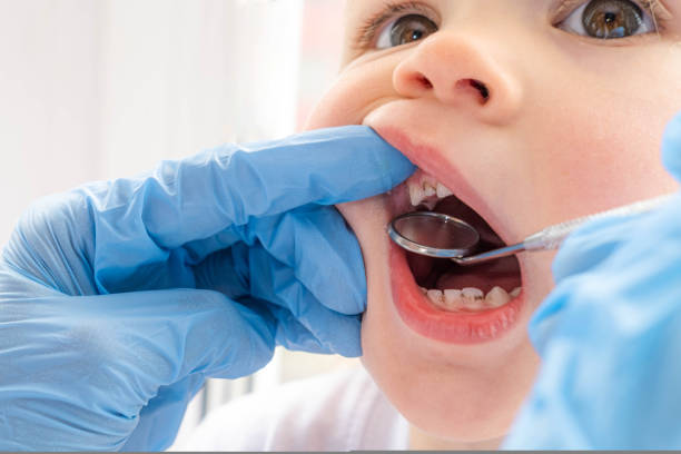 Odontopediatra revisando los dientes de un niño en Badajoz