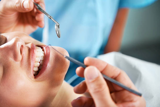 Paciente recibiendo una limpieza dental profesional en clínica de Badajoz