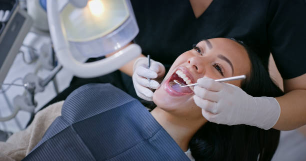 Dentista realizando cirugía oral en Badajoz para extraer muela del juicio