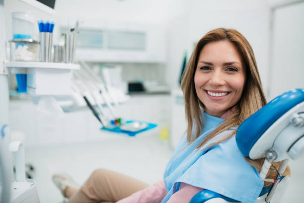 Paciente feliz en la clínica tras financiar su tratamiento dental en Badajoz.