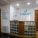 Fachada de la Clínica Dental Rebollo en Badajoz, entrada principal al centro odontológico