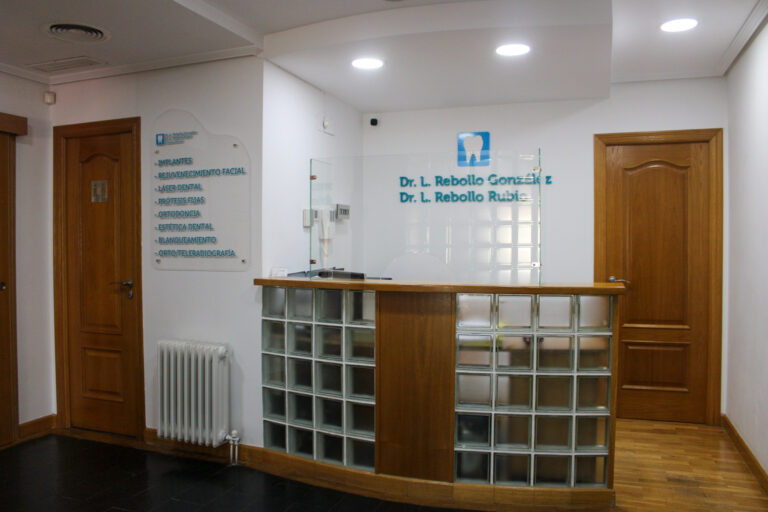 Fachada de la Clínica Dental Rebollo en Badajoz, entrada principal al centro odontológico