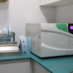 Sala de esterilización con equipos profesionales en la Clínica Dental Dres. Leopoldo Rebollo
