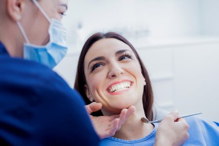 Paciente sonriendo atendida por dentista en la Clínica Dental en Badajoz