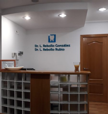 Entrada principal de la Clínica Dental Rebollo en Badajoz Fachada de la Clínica Dental Rebollo en Badajoz, entrada principal al centro odontológico